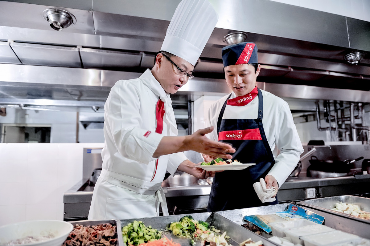 索迪斯世界级的餐饮管理与服务，专业厨师保障顾客饮食健康。